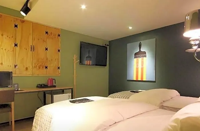 25 2 Hotel